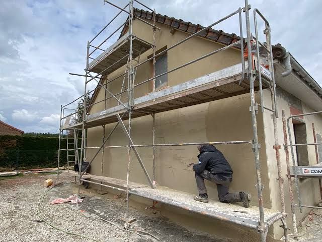 Ravalement de façade sur échafaudage